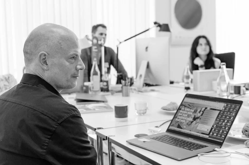 Jörg Waldschütz am Laptop beim CCI Validierungstreffen 2023 in Münster.